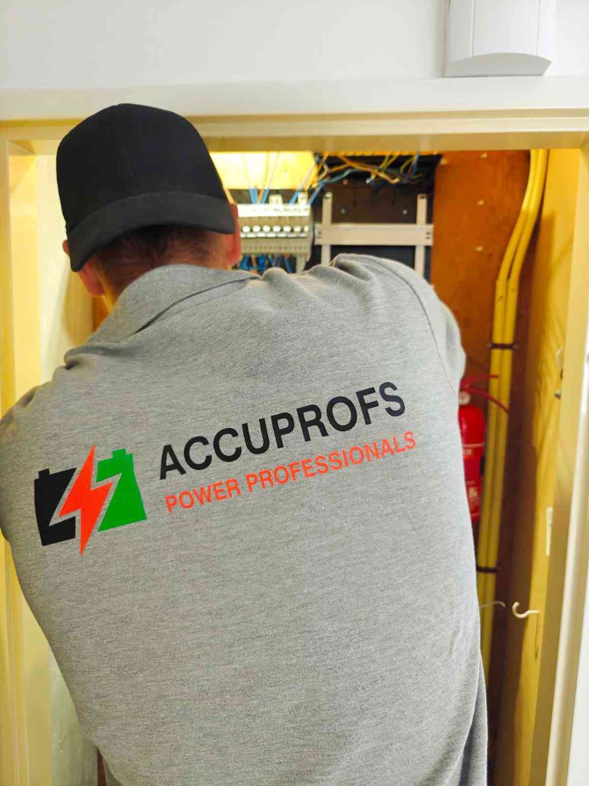 AccuProfs-specialist aan het werk bij een installatie